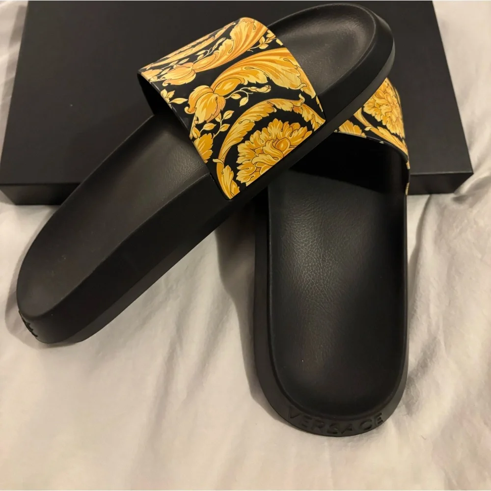 VERSACE RUBBER SLIDES SIZE 43 ( 10 US)